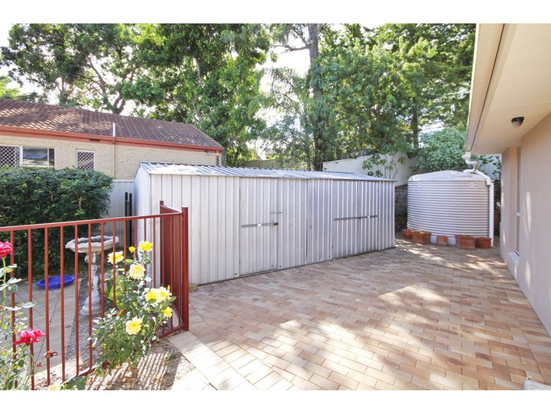 8 Beaconsfield Drive, Burleigh Waters QLD 4220