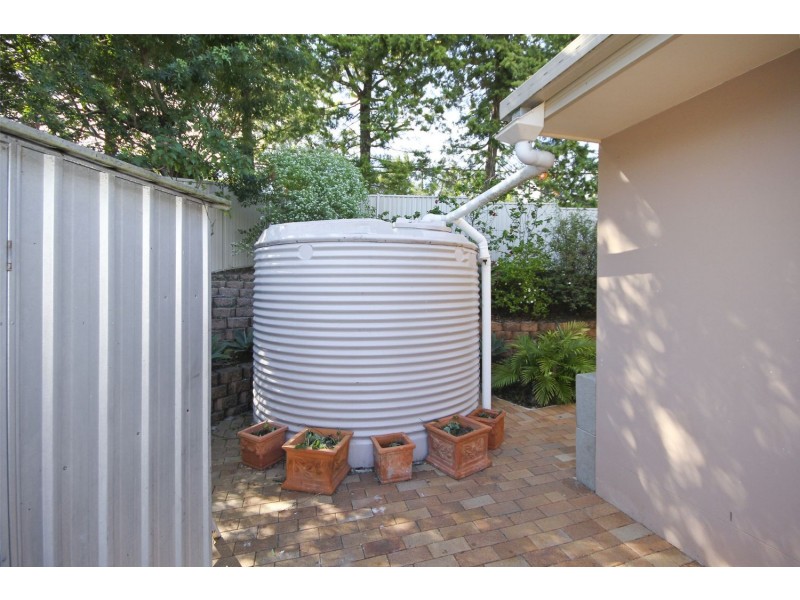 8 Beaconsfield Drive, Burleigh Waters QLD 4220