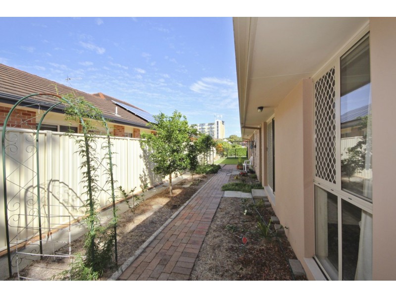 8 Beaconsfield Drive, Burleigh Waters QLD 4220