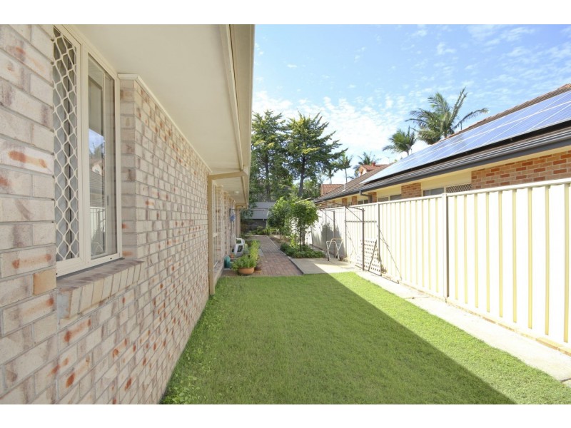 8 Beaconsfield Drive, Burleigh Waters QLD 4220