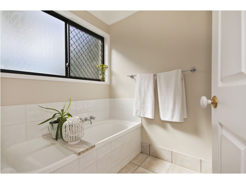 8 Altos Court, Mudgeeraba QLD 4213