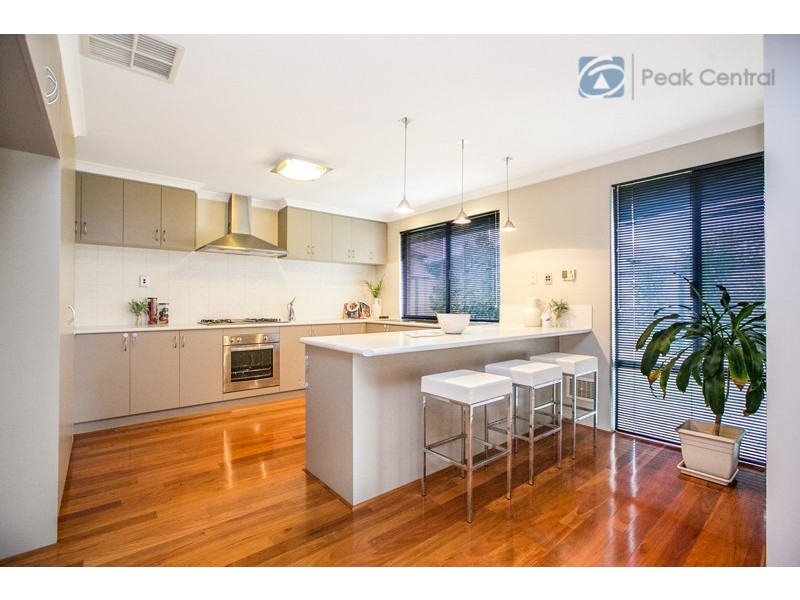 6 Plymouth Corner, Success WA 6164