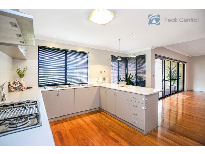 6 Plymouth Corner, Success WA 6164