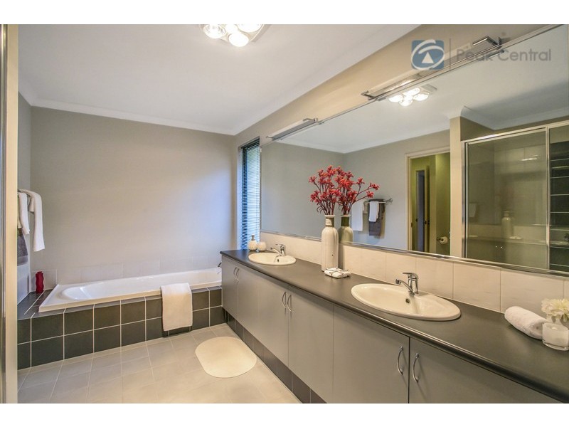 6 Plymouth Corner, Success WA 6164