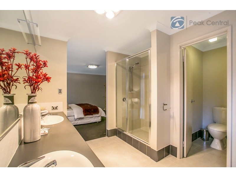 6 Plymouth Corner, Success WA 6164