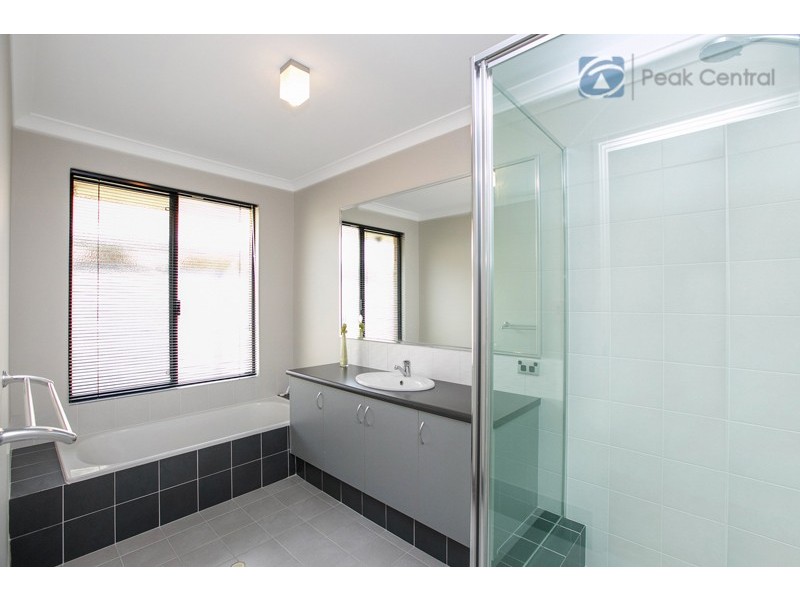 6 Plymouth Corner, Success WA 6164