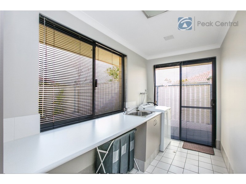 6 Plymouth Corner, Success WA 6164