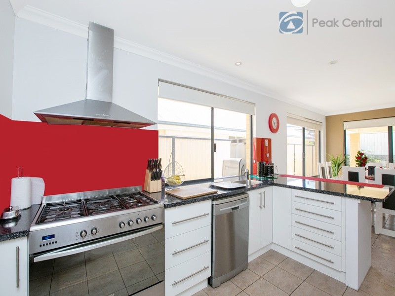 9 Sandleford Way, Hammond Park WA 6164