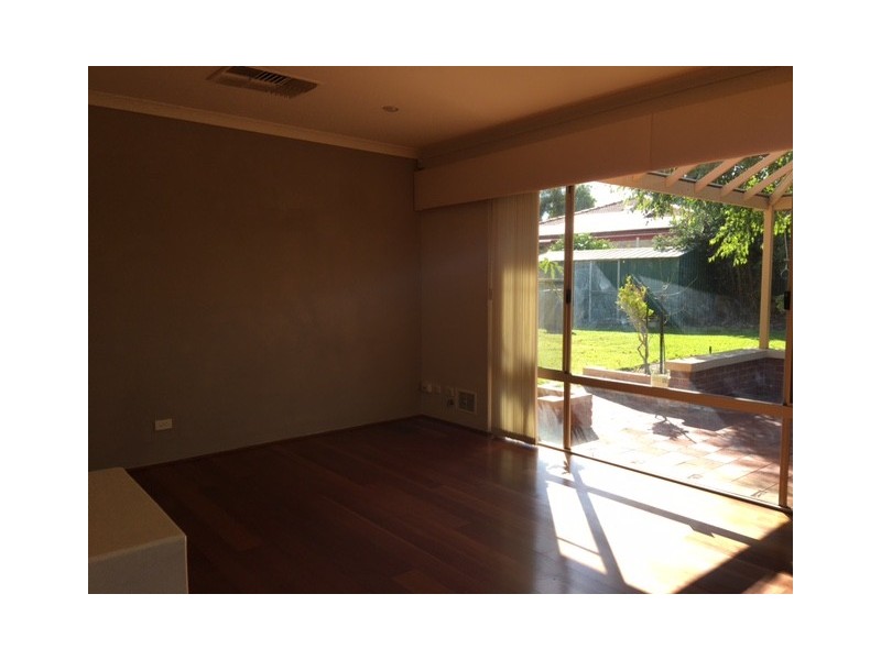 16 Ellesmere Circuit, Success WA 6164