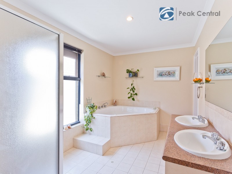 4 Cressida Parkway, Success WA 6164