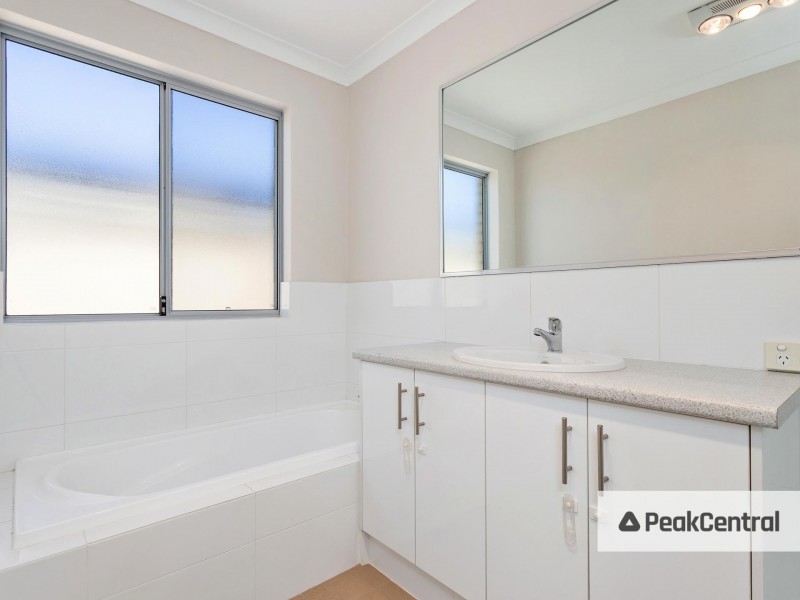 8b Spruce Terrace, Aubin Grove WA 6164