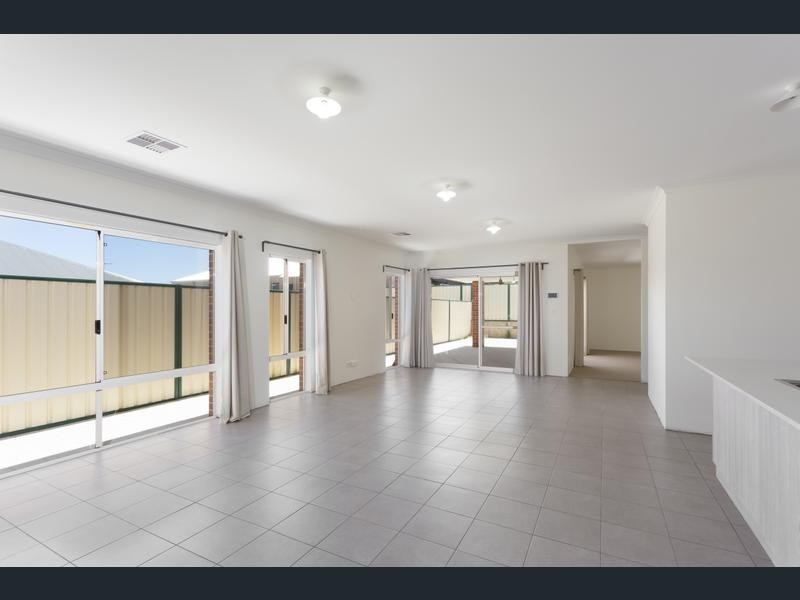 11 Gaebler Road, Hammond Park WA 6164