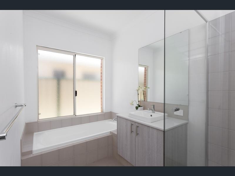 11 Gaebler Road, Hammond Park WA 6164