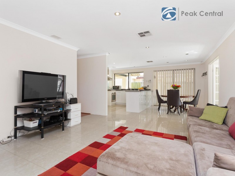 8 Charnley Bend, Success WA 6164
