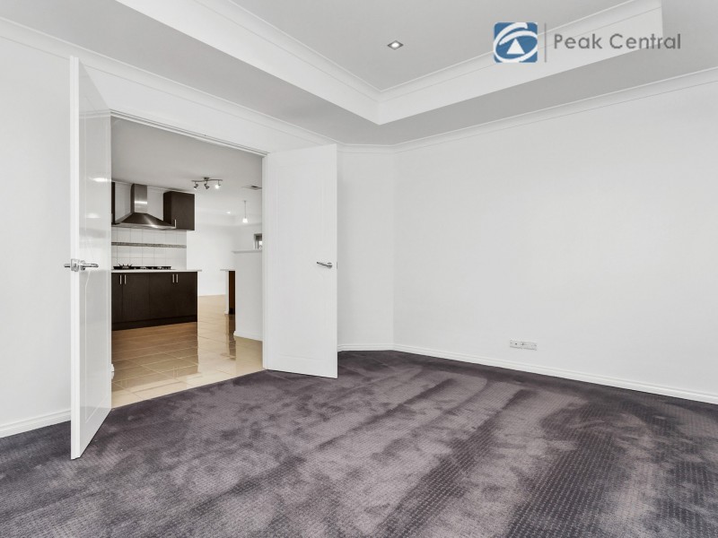 5 Tongaroo Bvd, Success WA 6164