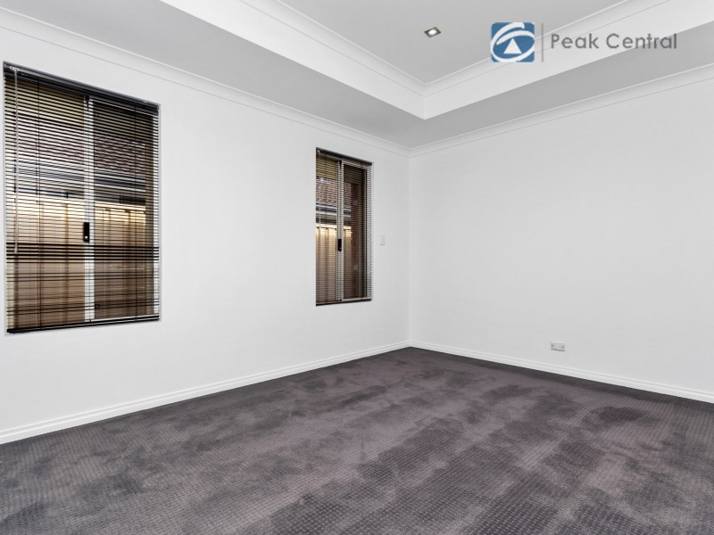 5 Tongaroo Bvd, Success WA 6164