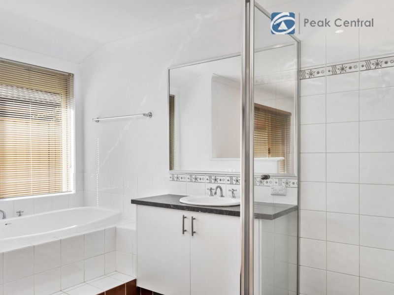 5 Tongaroo Bvd, Success WA 6164