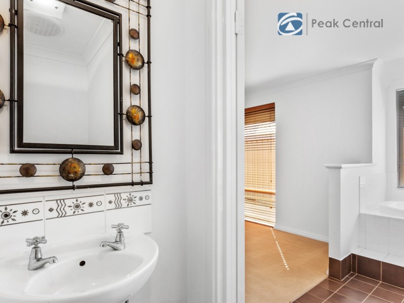 5 Tongaroo Bvd, Success WA 6164