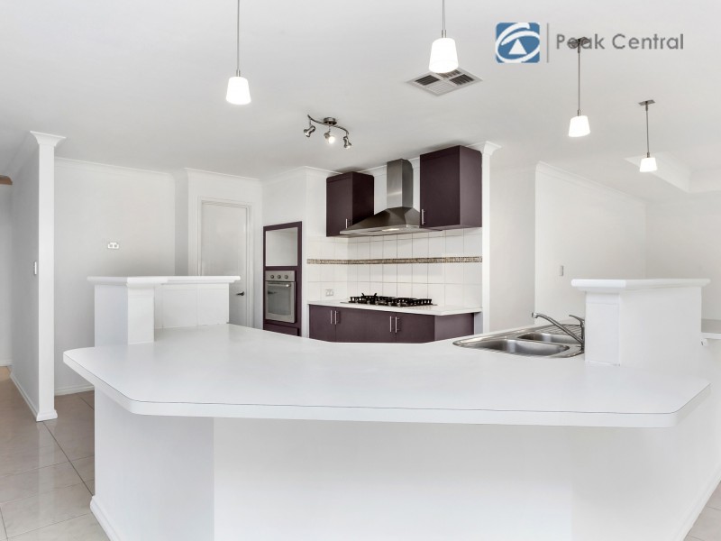 5 Tongaroo Bvd, Success WA 6164