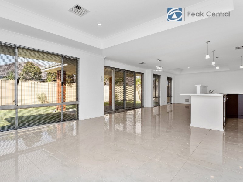 5 Tongaroo Bvd, Success WA 6164