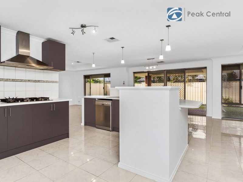 5 Tongaroo Bvd, Success WA 6164