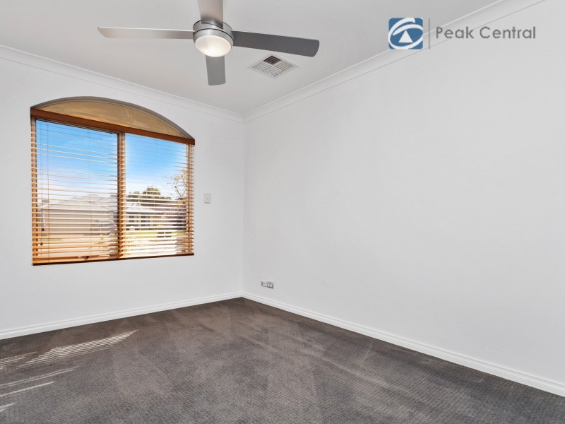 5 Tongaroo Bvd, Success WA 6164