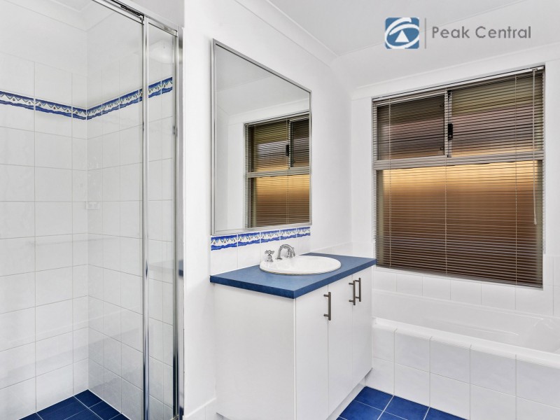 5 Tongaroo Bvd, Success WA 6164