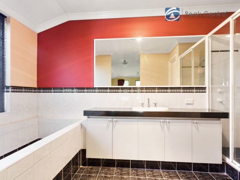4 Lakehurst Way, Atwell WA 6164