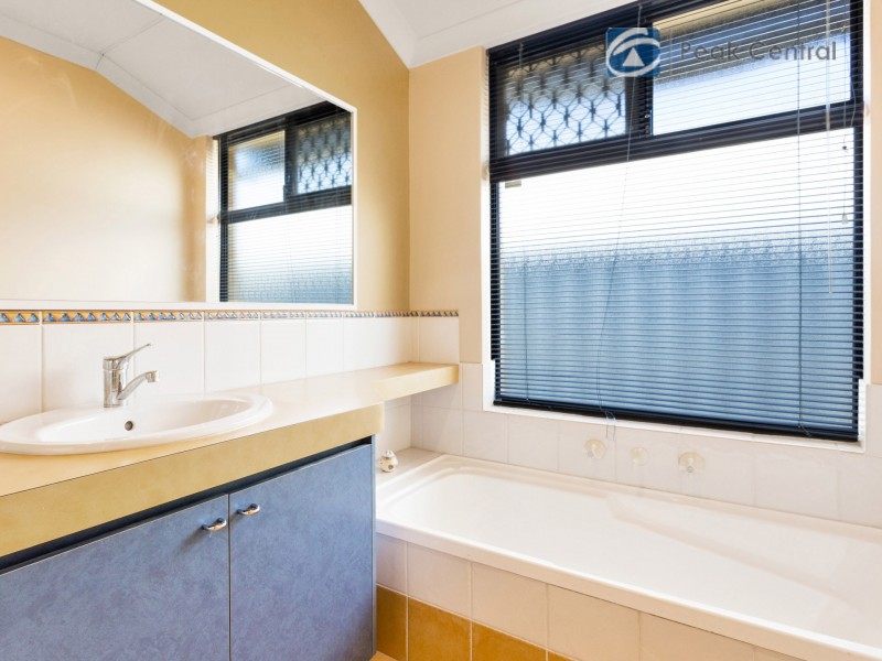 4 Lakehurst Way, Atwell WA 6164