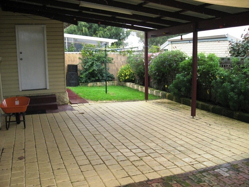 98 Kitchener Road, Alfred Cove WA 6154