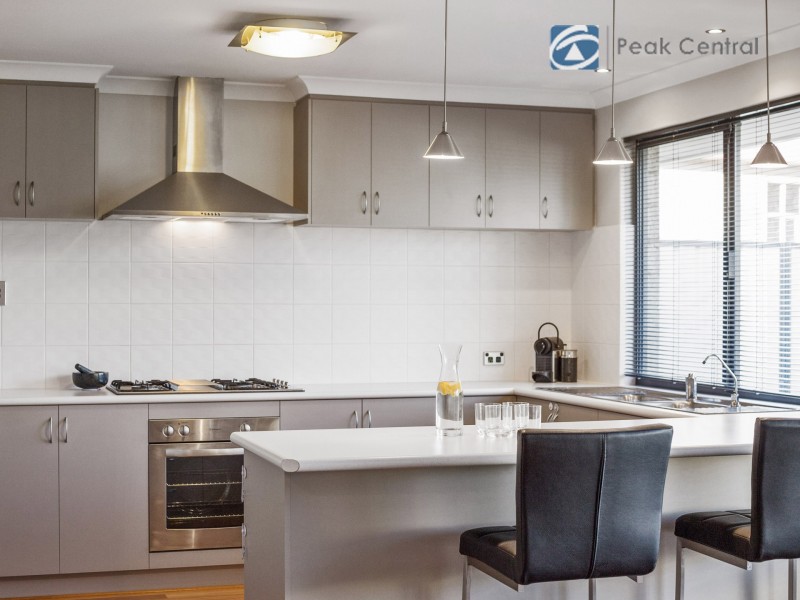 6 Plymouth Corner, Success WA 6164