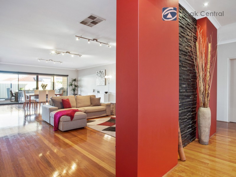 6 Plymouth Corner, Success WA 6164