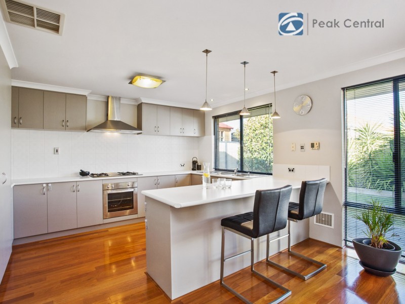 6 Plymouth Corner, Success WA 6164