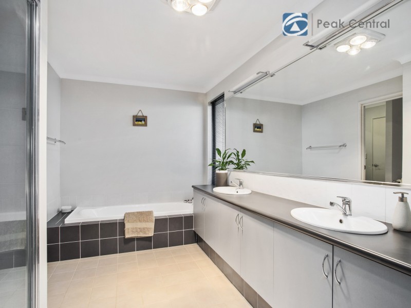 6 Plymouth Corner, Success WA 6164