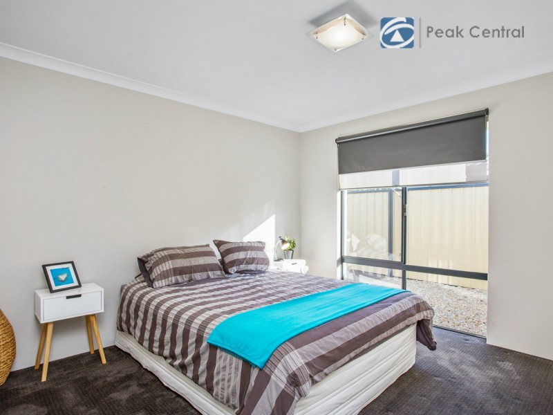 6 Plymouth Corner, Success WA 6164