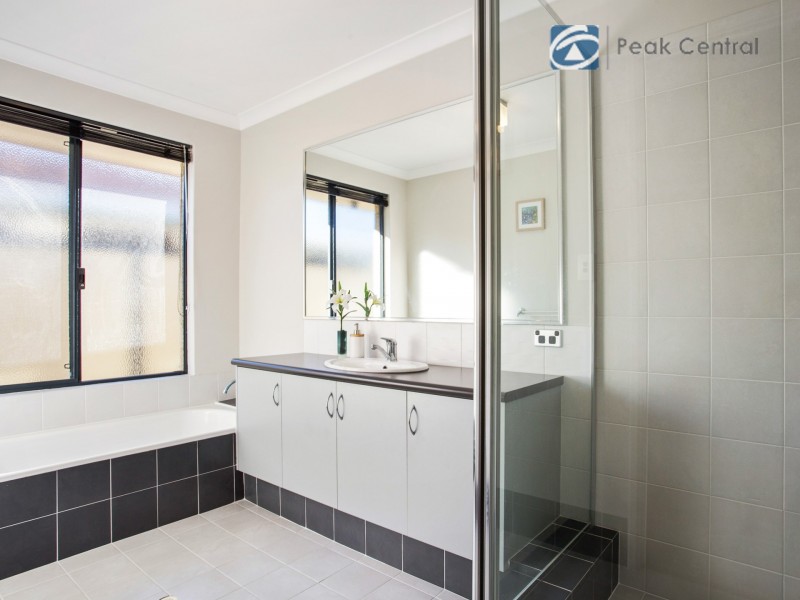 6 Plymouth Corner, Success WA 6164