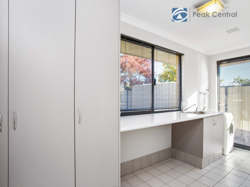 6 Plymouth Corner, Success WA 6164