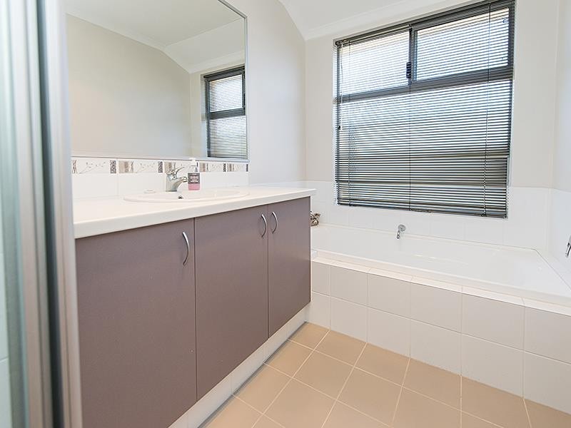 27 Oak Ridge Meander, Success WA 6164