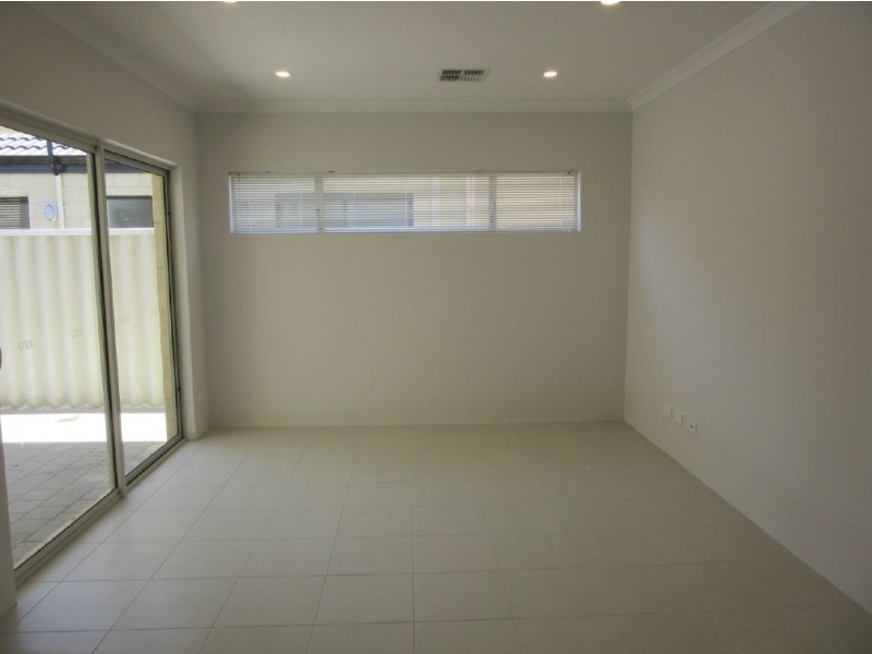 3/4 Skipper Crescent, Success WA 6164