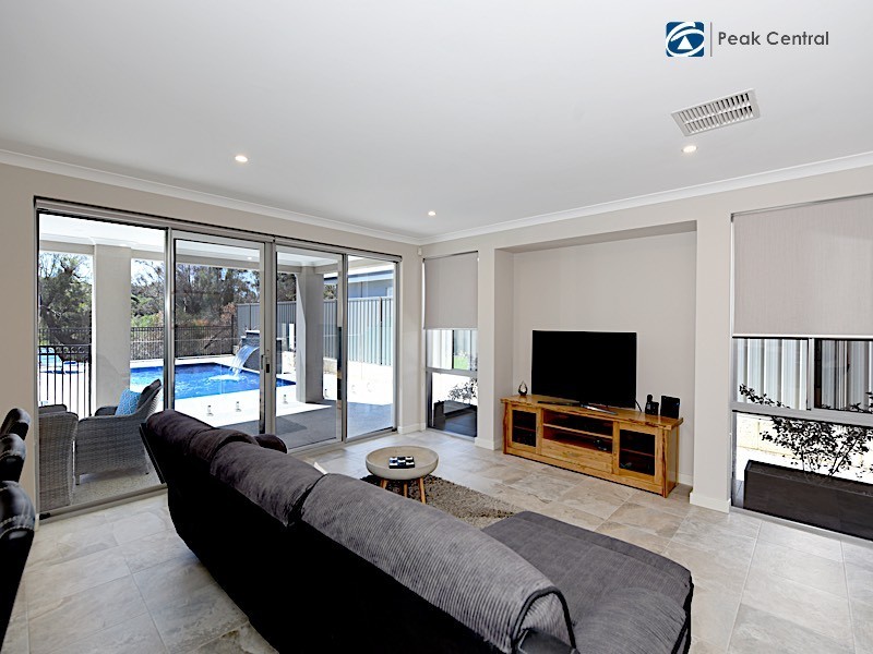 11 Chambri Chase, Success WA 6164