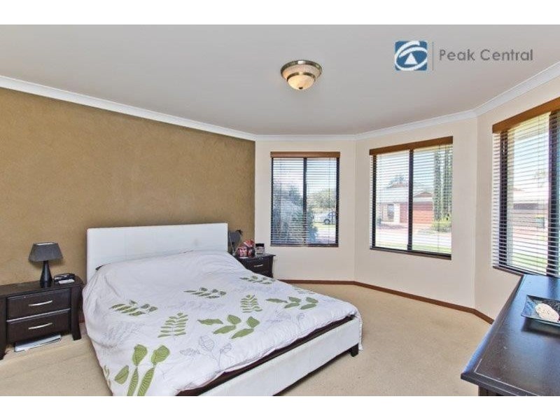 6 Sherbourne Corner, Success WA 6164