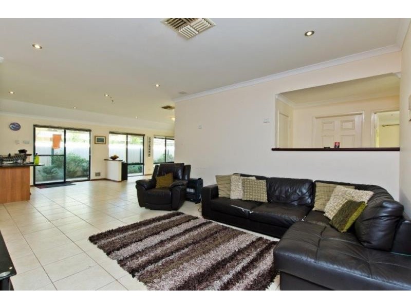 6 Sherbourne Corner, Success WA 6164