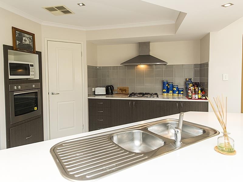 27 Oak Ridge Meander, Success WA 6164