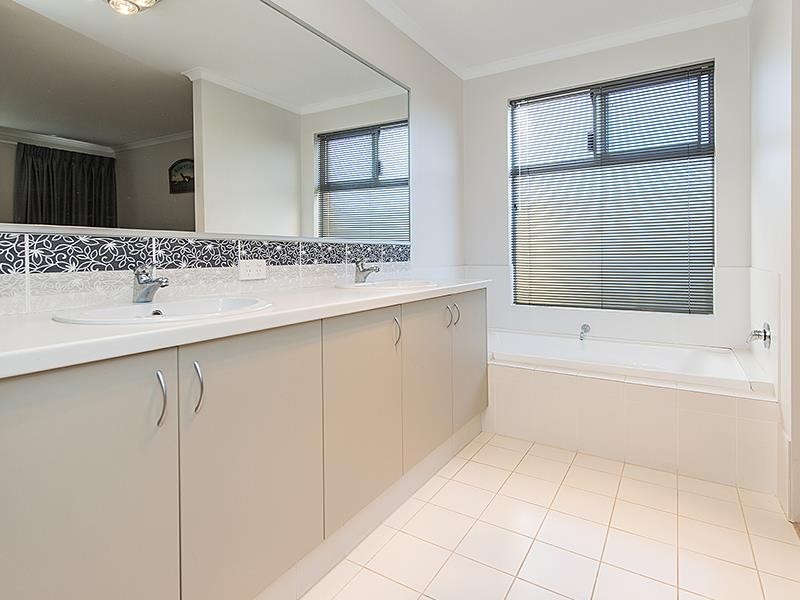 27 Oak Ridge Meander, Success WA 6164