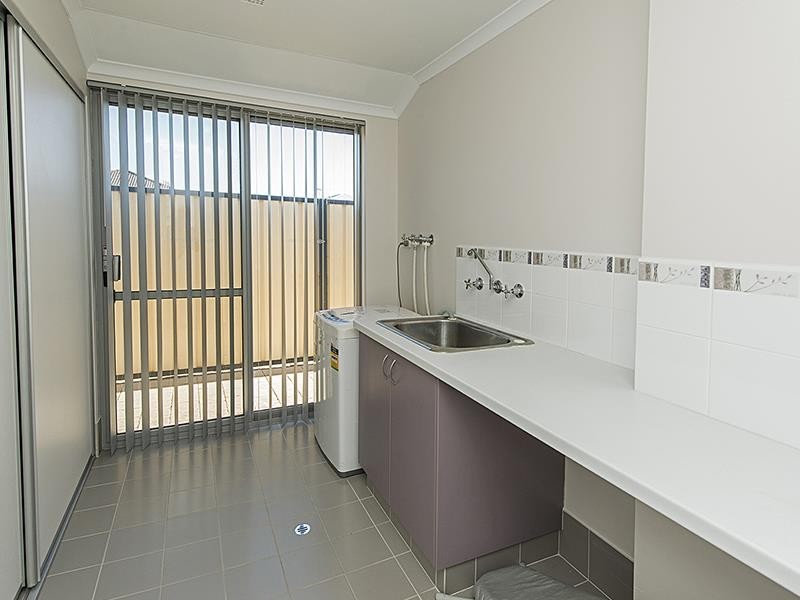 27 Oak Ridge Meander, Success WA 6164