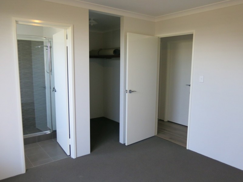 4 Needlewood Loop, Wandi WA 6167