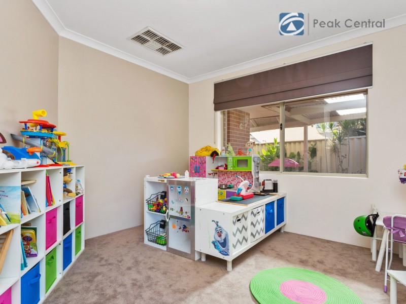 13 Jenniphur Court, Atwell WA 6164