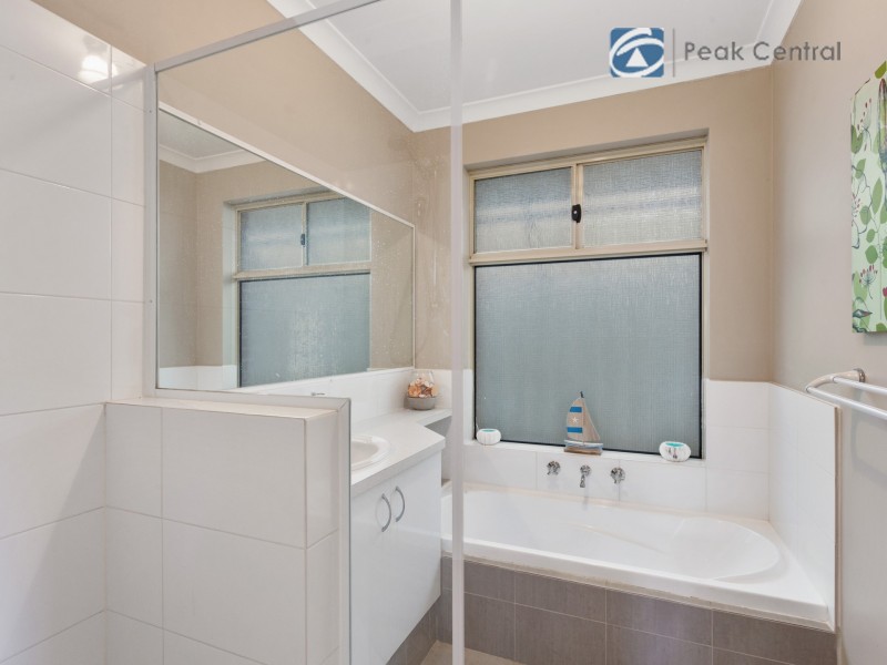 13 Jenniphur Court, Atwell WA 6164