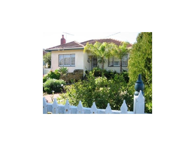 28 Redwood Crescent, Melville WA 6156