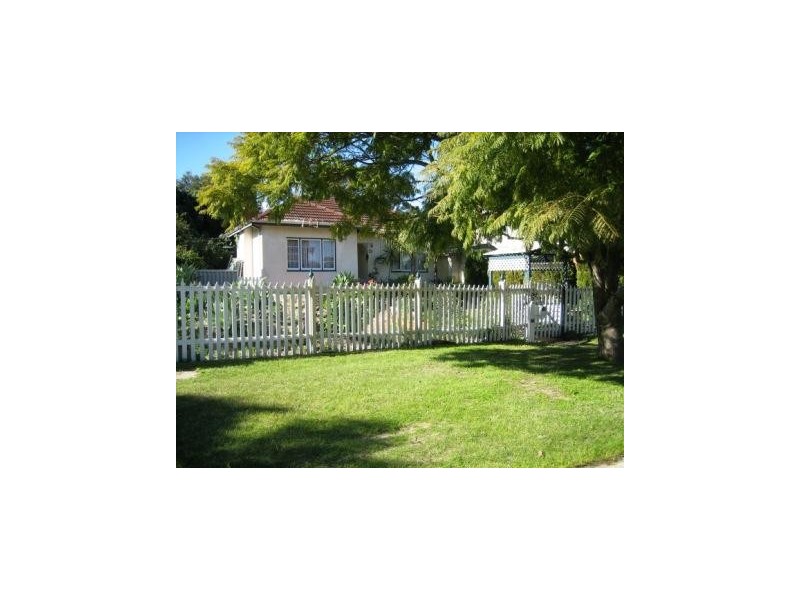 28 Redwood Crescent, Melville WA 6156